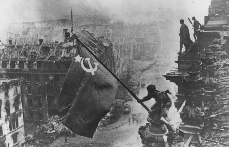 80-ЛЕТИЕ ПОБЕДЫ: 80 лет назад над Рейхстагом подняли Знамя Победы