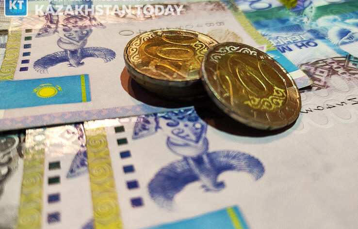 Тенге в апреле ослаб на 1,6%