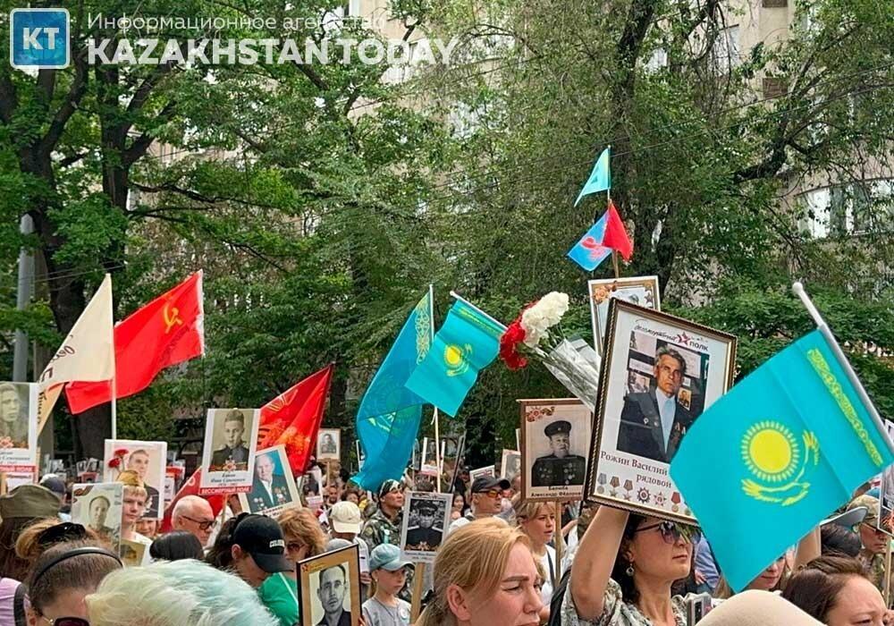В Алматы прошла акция "Батырларға тағзым" (шествие "Бессмертного полка")