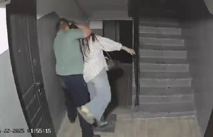 Нападение на девушку в подъезде одного из домов в Сатпаеве попало на видео