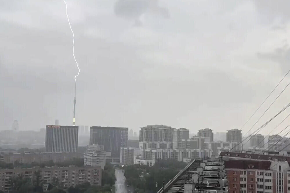 Москву затопило: ливень, град и гроза парализовали город