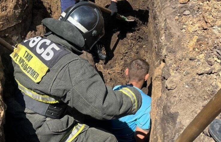 Упавшего в траншею мужчину засыпало грунтом в Костанае 