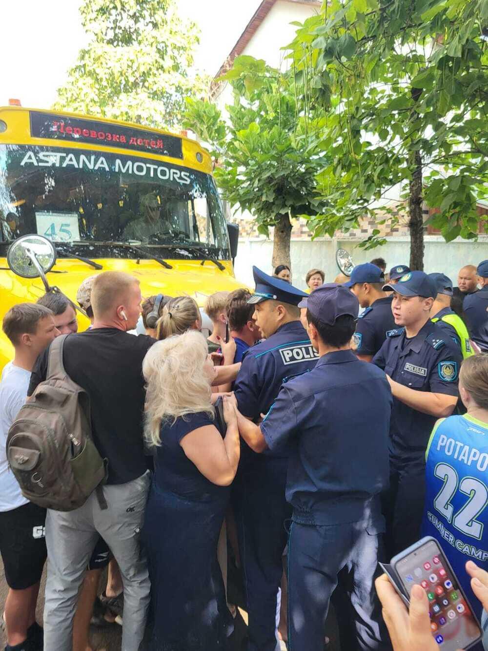 Полицейским кто-то отдал приказ: общественница сообщила страшные подробности насильственного выселения сирот из детского дома