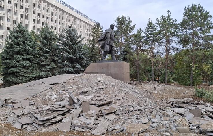 Алматинцы выступают против незаконного сноса памятника Канышу Сатпаеву