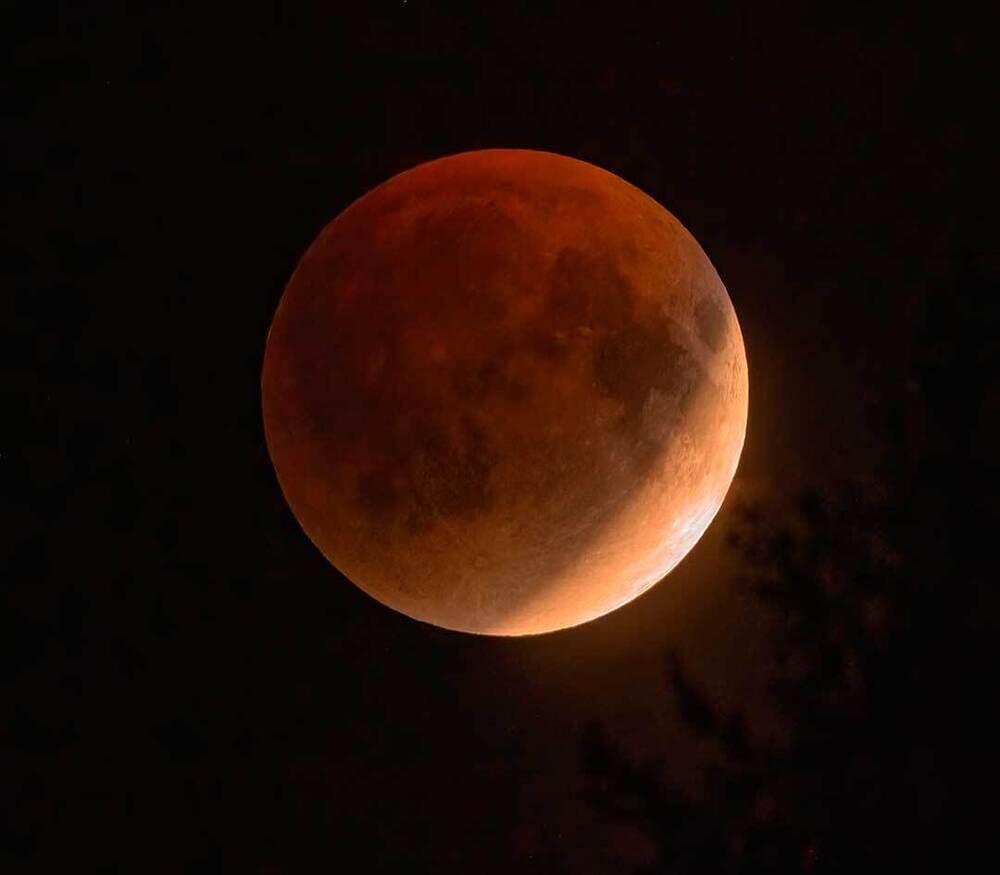Total Lunar Eclipse Over Kazakhstan - "Blood Moon" September 7. Images | instagram/dots_foto