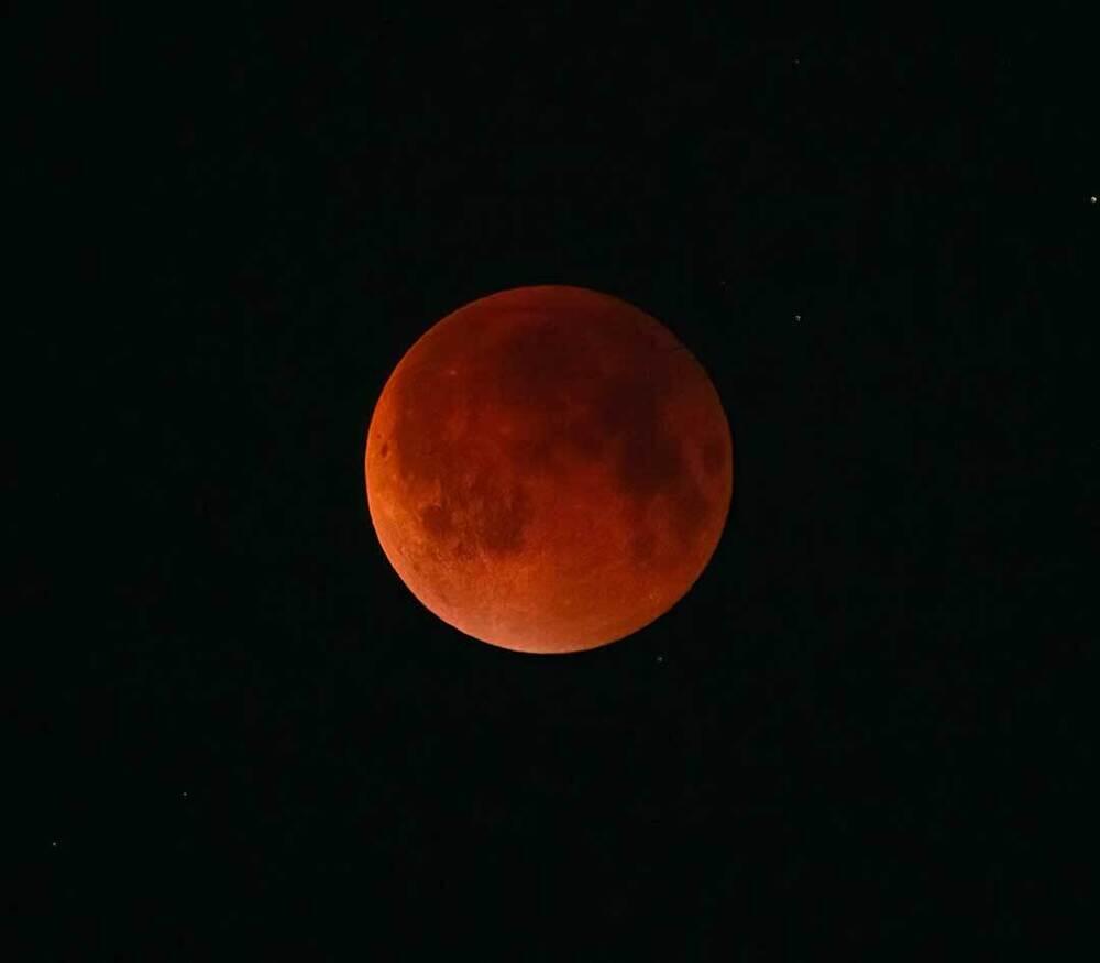 Total Lunar Eclipse Over Kazakhstan - "Blood Moon" September 7. Images | instagram/dots_foto