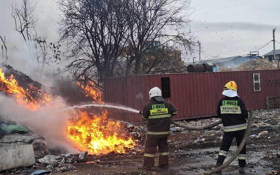 Fire at the Alatau landfill. Images | Ministry of Emergency Situations of the Republic of Kazakhstan