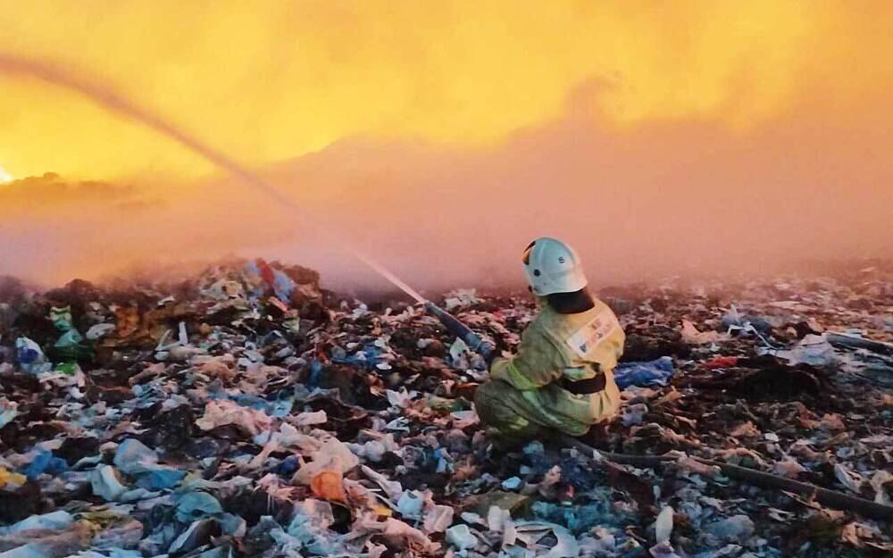 Fire at the Alatau landfill. Images | Ministry of Emergency Situations of the Republic of Kazakhstan