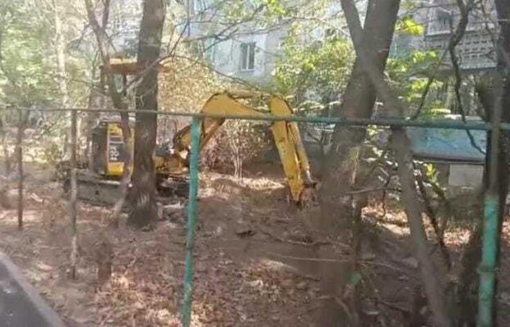В акимате Алматы назвали благоустройством вызвавшие возмущение жителей работы в палисаднике многоэтажки