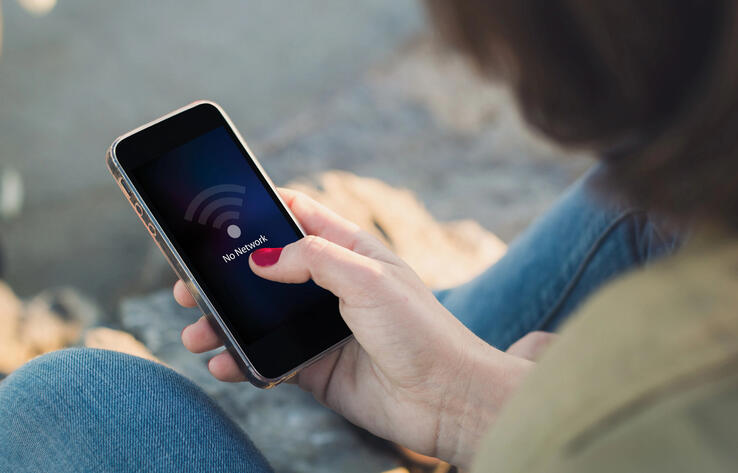 Пользователи Kcell вновь жалуются на проблемы с интернетом и отправкой SMS в России