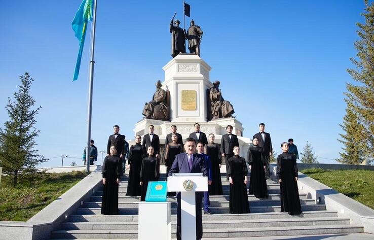 В Усть-Каменогорске состоялась церемония поднятия флага в честь Дня Республики
