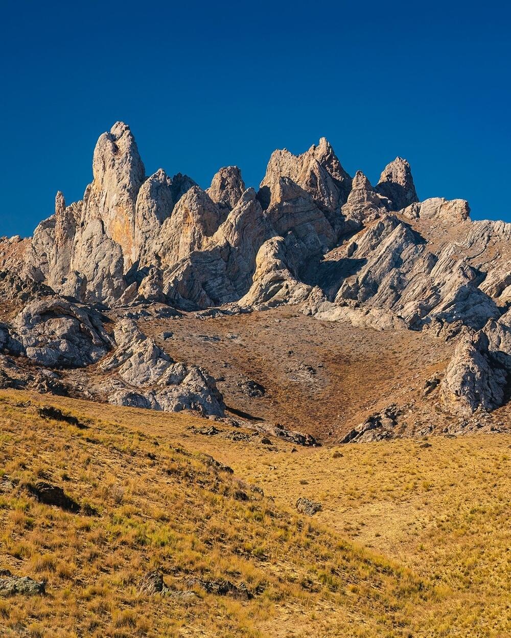 Photographer showed Kelinshektau: mountains that look like another universe. Images | dots_foto/instagram