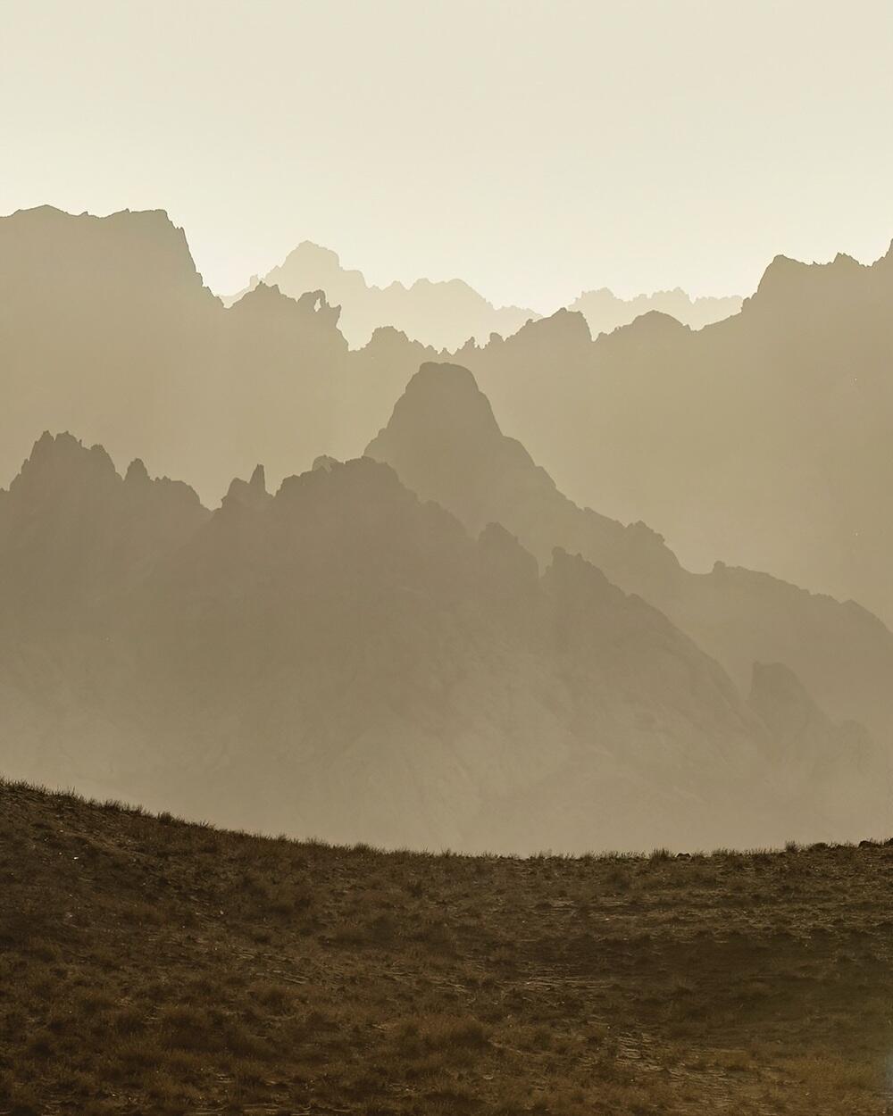 Photographer showed Kelinshektau: mountains that look like another universe. Images | dots_foto/instagram