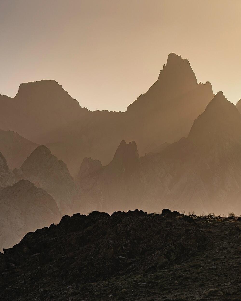 Photographer showed Kelinshektau: mountains that look like another universe. Images | dots_foto/instagram