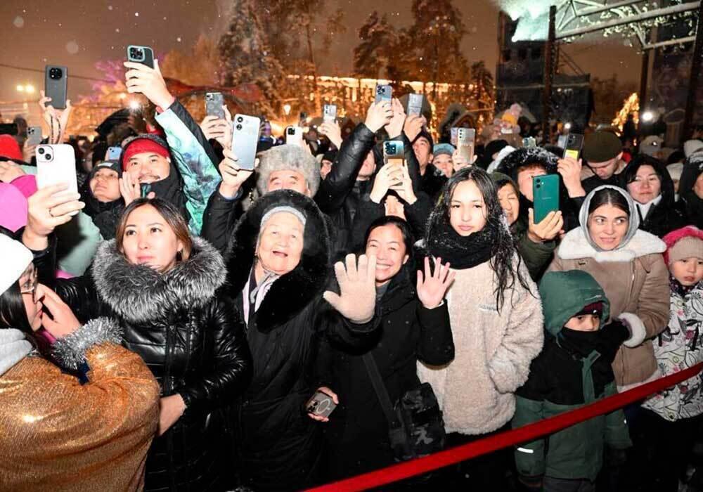 В городах Казахстана зажгли огни на новогодних елках. Фото: Акимат Алматы