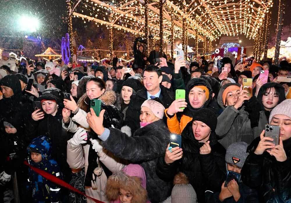 В городах Казахстана зажгли огни на новогодних елках. Фото: Акимат Алматы