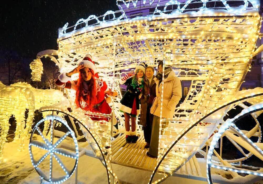 В городах Казахстана зажгли огни на новогодних елках. Фото: Алматы gov.kz