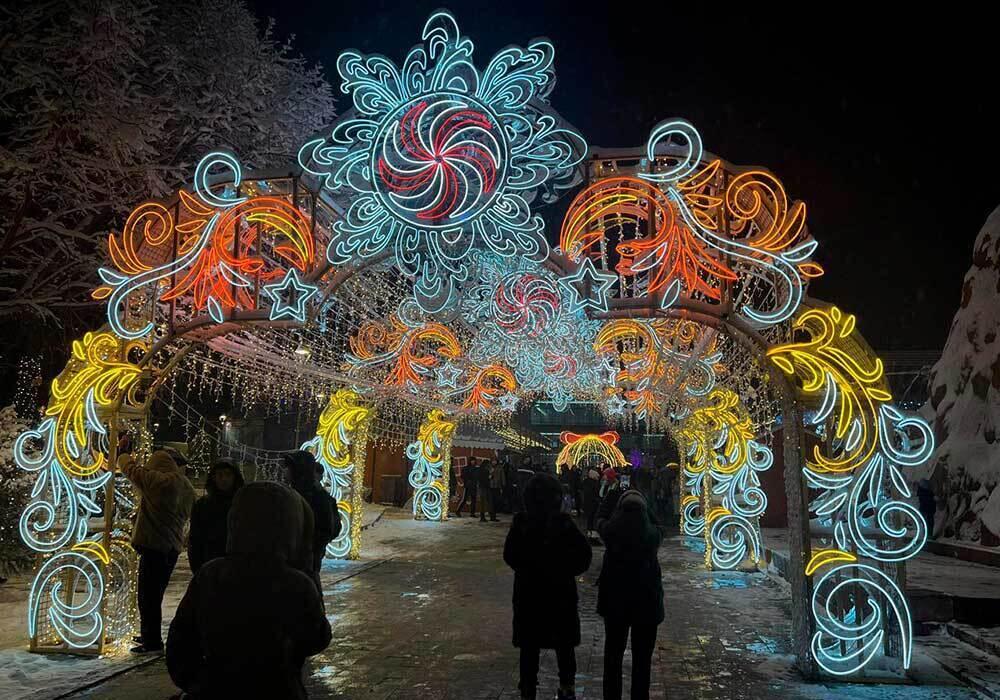 В городах Казахстана зажгли огни на новогодних елках. Фото: Алматы gov.kz
