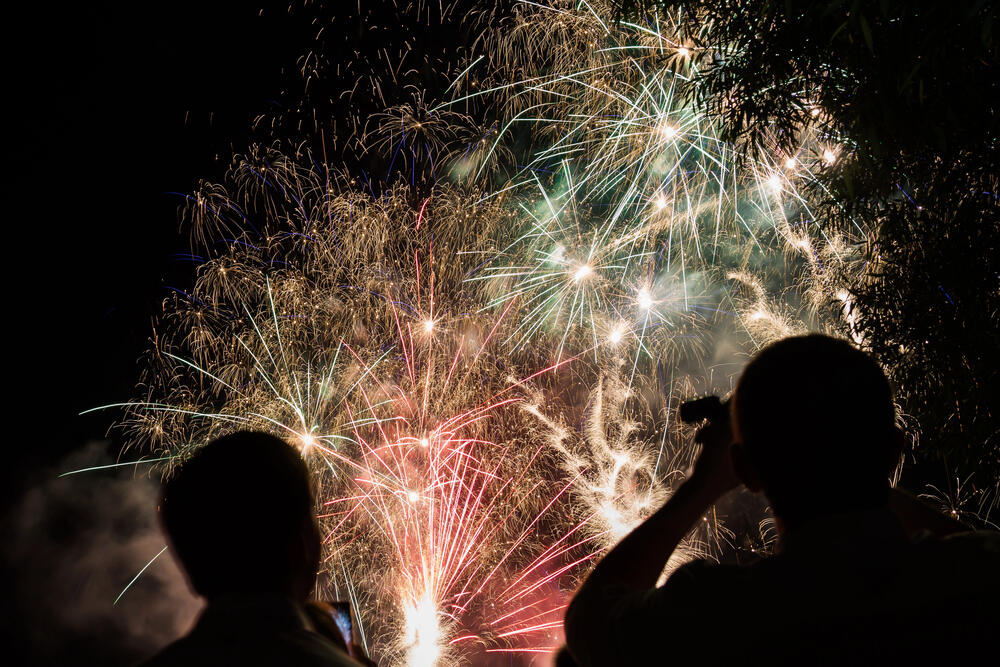 Paris police detained 40 people for using fireworks