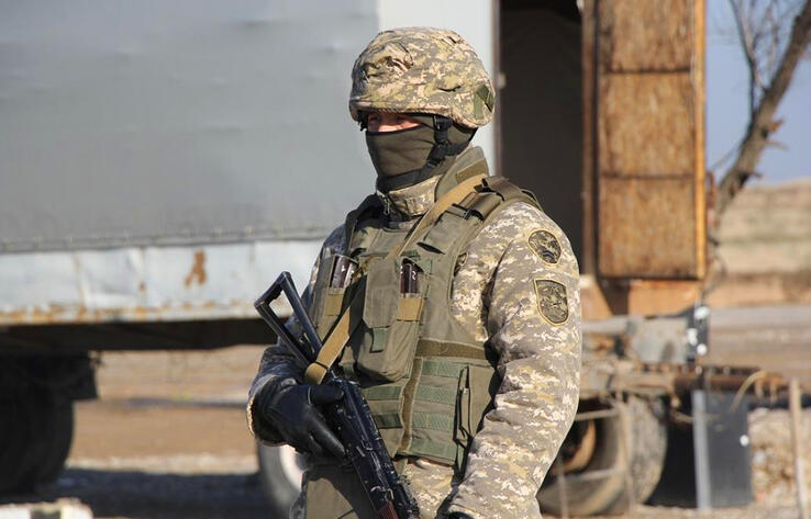 В Актау военнослужащий погиб под колесами грузовика