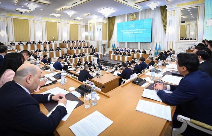 Рассмотреть вопрос о новой Конституции предложили на заседании конституционной комиссии