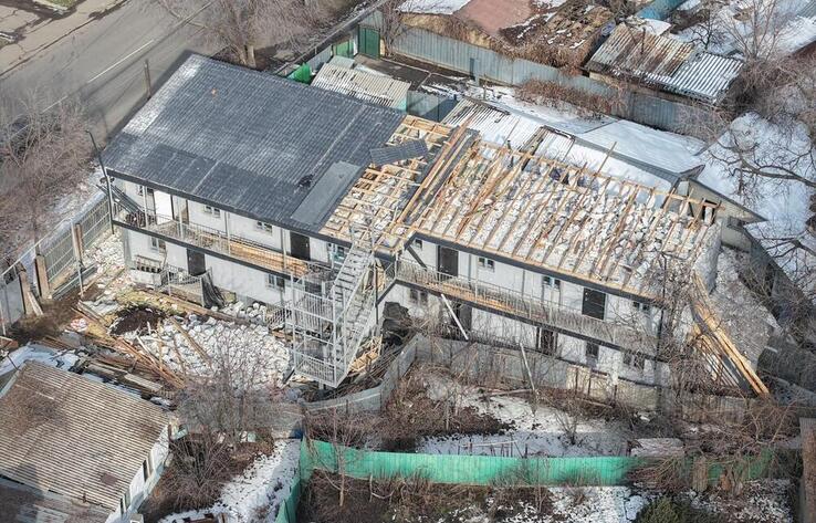 В Алматы снесли незаконный этаж жилого дома