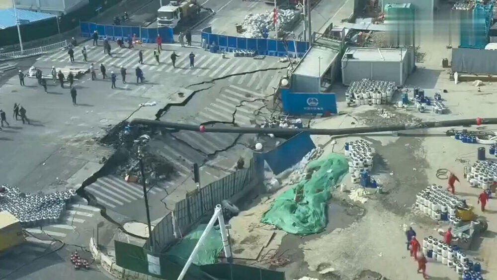 Шанхайда метро құрылысы кезінде жолдың бір бөлігі опырылып түсті