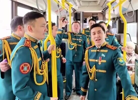Songs and Flowers on the Road: National Guard Choir Congratulates Women of Astana