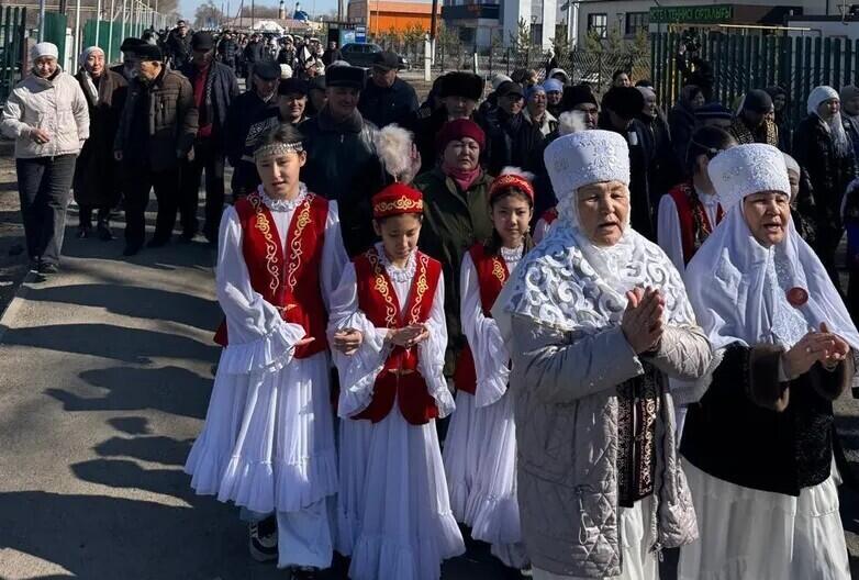 Как проходит референдум в Казахстане: атмосфера дня голосования
. В области Жетысу жители приходят голосовать в национальной одежде / Фото: акимат Жетысу