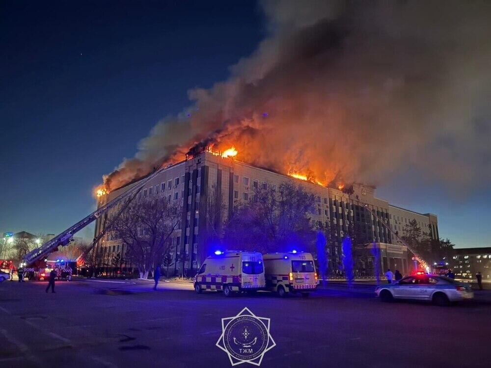 В Актобе горит здание акимата