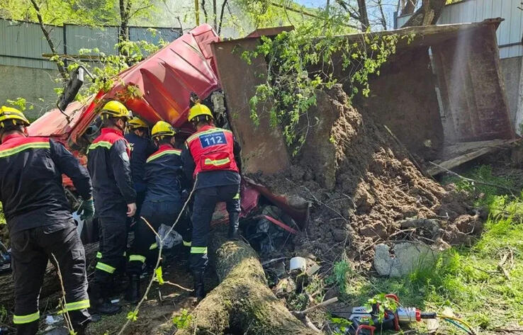 Водитель грузовика погиб в Алматы из-за отказавших тормозов