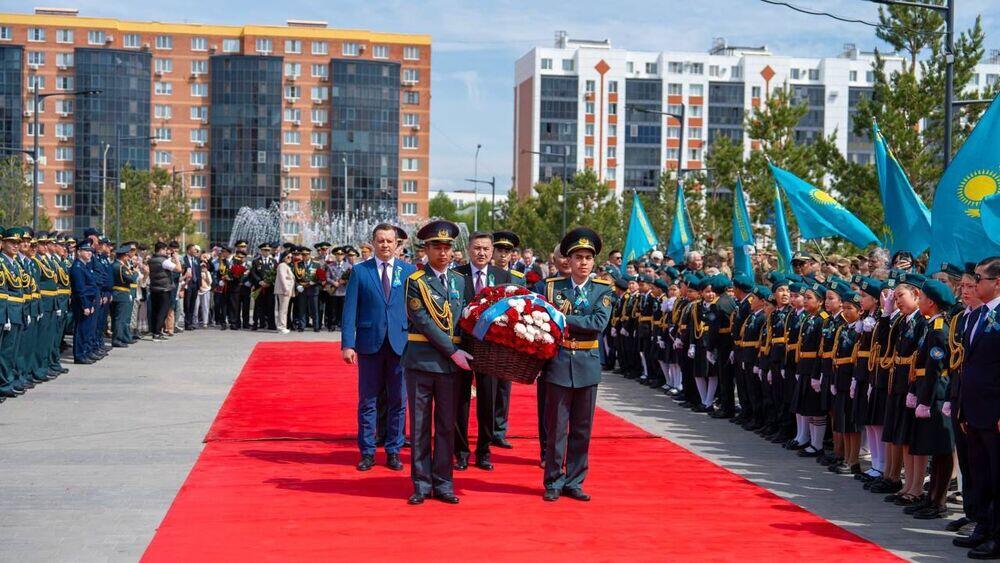 ШҚО әкімі Халық Қаһарманы Сағадат Нұрмағамбетов ескерткішіне гүл шоқтарын қойды