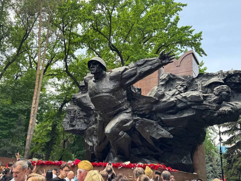 Акция "Батырларға тағзым - мәңгі жадымызда" прошла в Алматы. Фото: Kazakhstan Today