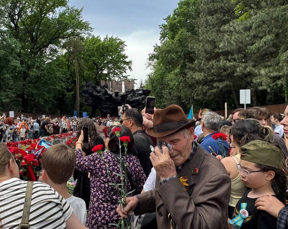 Акция "Батырларға тағзым - мәңгі жадымызда" прошла в Алматы. Фото: Kazakhstan Today