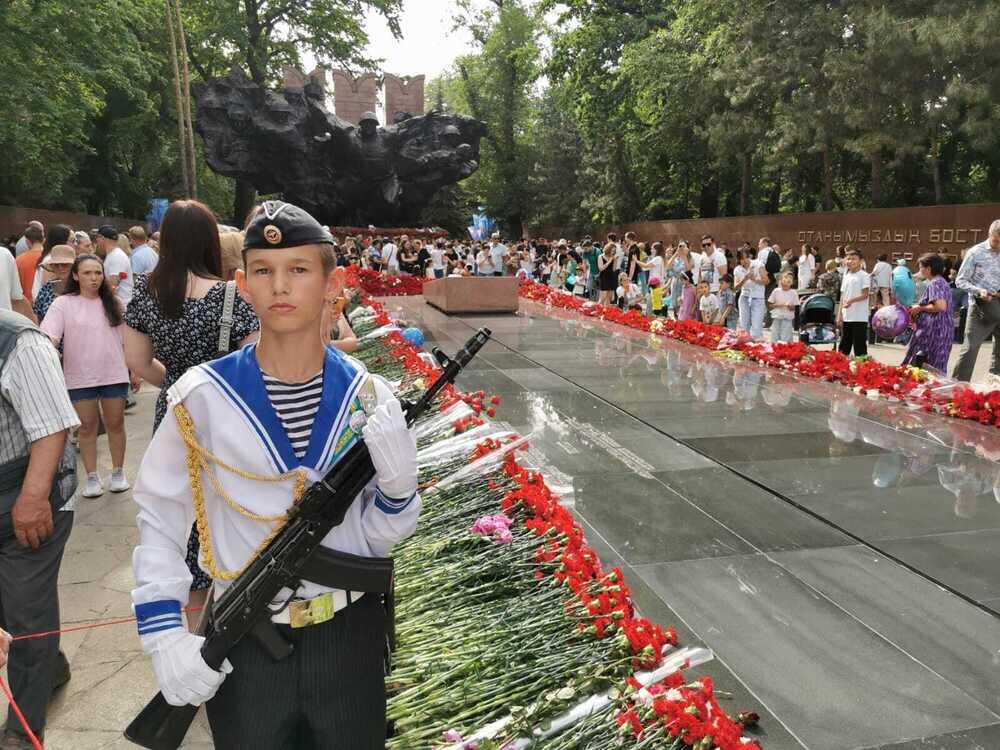 Люди пришли к Вечному огню поклониться героям Великой Отечественной войны. Фото: Kazakhstan Today