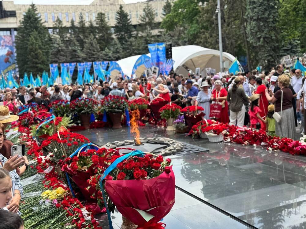 Люди пришли к Вечному огню поклониться героям Великой Отечественной войны. Фото: Kazakhstan Today