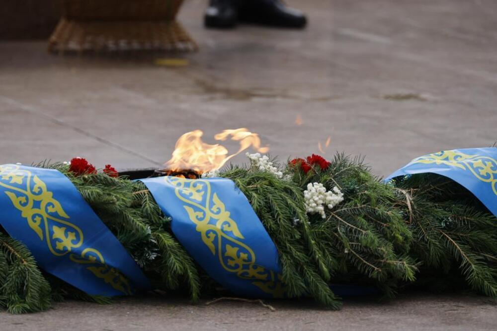 Люди пришли к Вечному огню поклониться героям Великой Отечественной войны. Фото: gov.kz