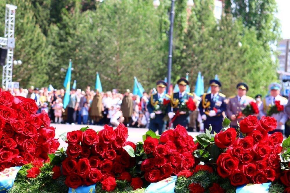 People Gather at the Eternal Flame to Honor WWII Heroes. Images | gov.kz