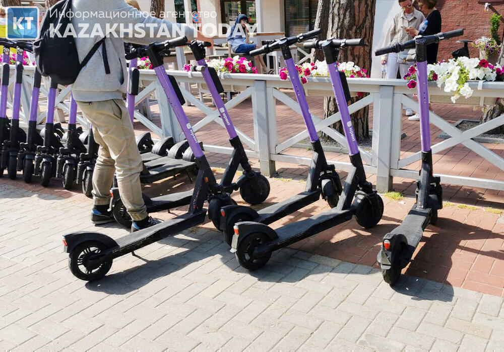 Для управления прокатными электросамокатами в Казахстане потребуются права
