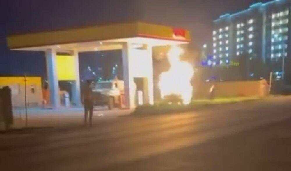 Взрослый и двое детей сгорели в автомобиле на заправке в Актобе 